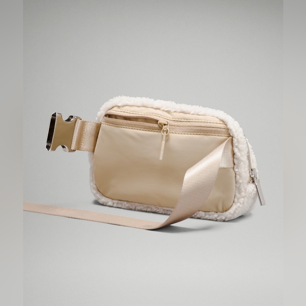 Lululemon Everywhere Belt Bag 
Natural Ivory *Fleece* Sherpa - Picture 4 of 7
